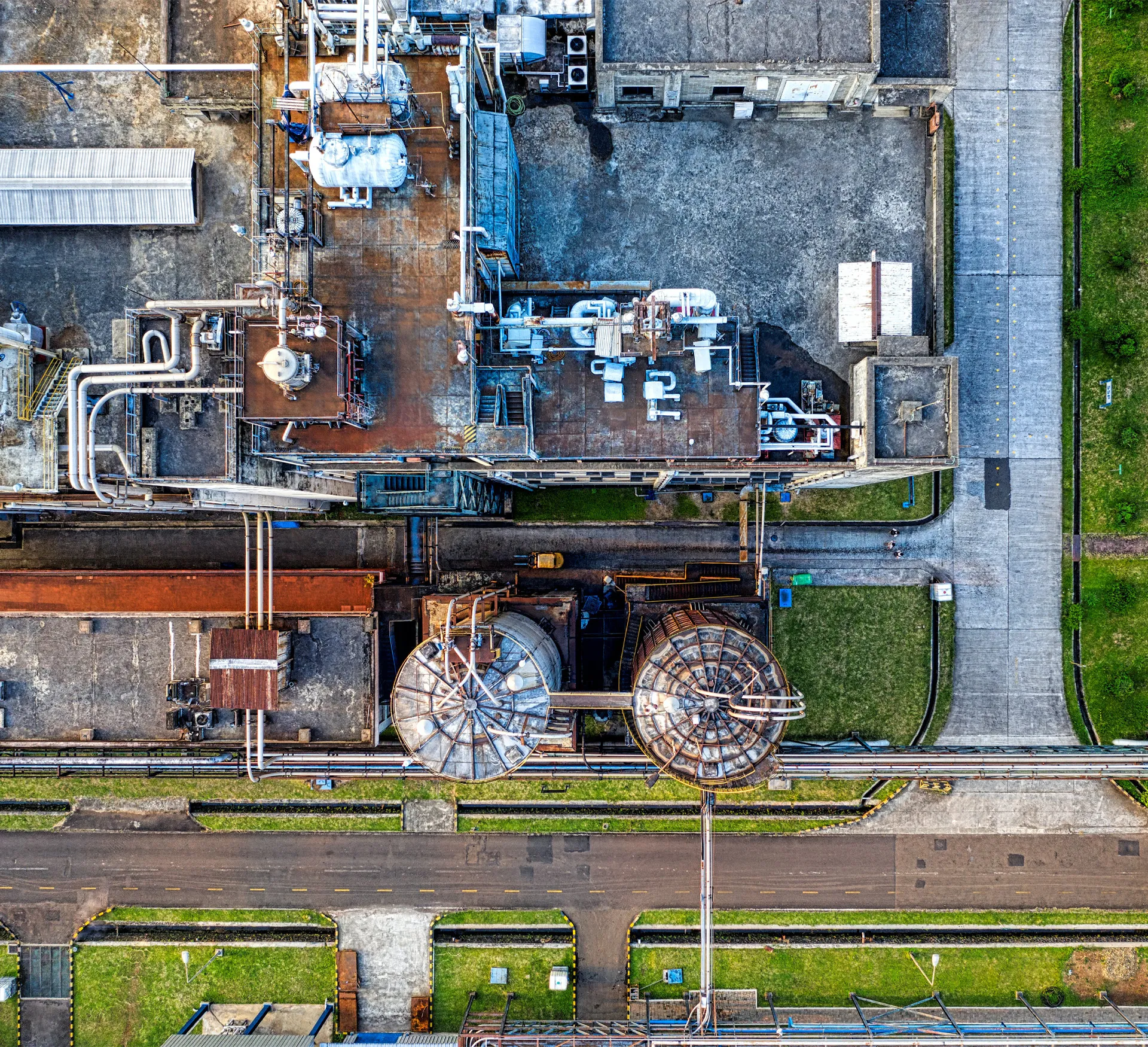 Refinería con tuberías y equipos de proceso