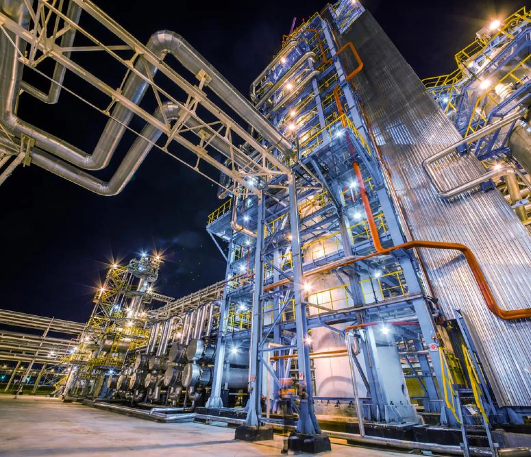 Planta industrial con tuberías para una solución de muestreo