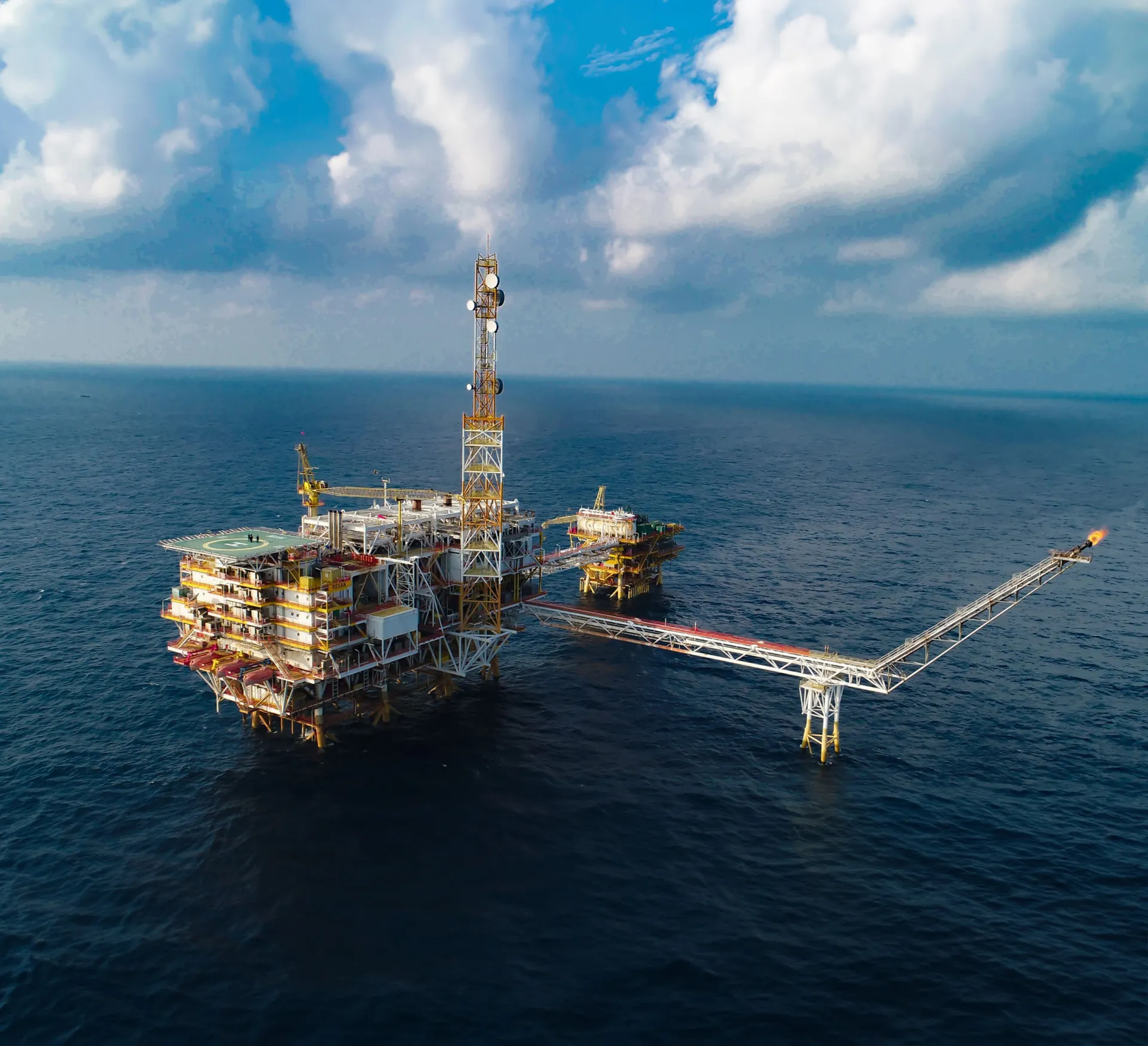 Plataforma industrial con líneas de proceso